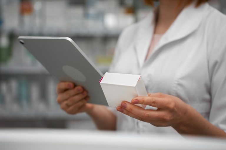 pharmacist-with-tablet